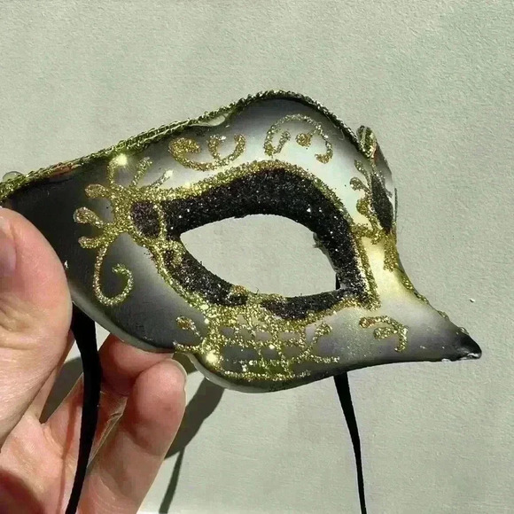Black and Gold Masquerade Mask  Unisex Halloween Costume Cosplay Face Mask - Picture 4 of 7